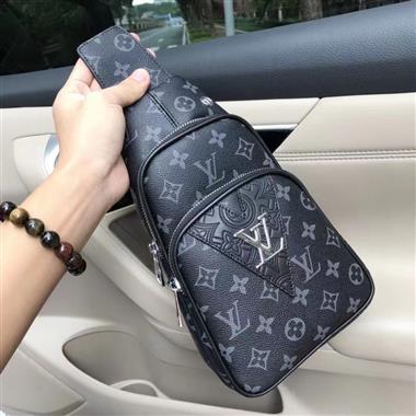 LOUIS VUITTON   2023新款男生時尚休閒包 尺寸：29-16-6CM