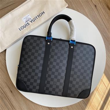 LOUIS VUITTON   2023新款男生時尚休閒包 尺寸：39.5 x 29 x 9CM