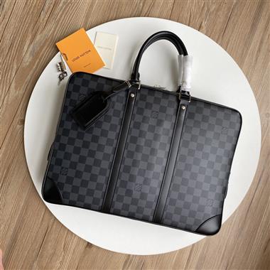 LOUIS VUITTON   2023新款男生時尚休閒包 尺寸：41*31*7CM