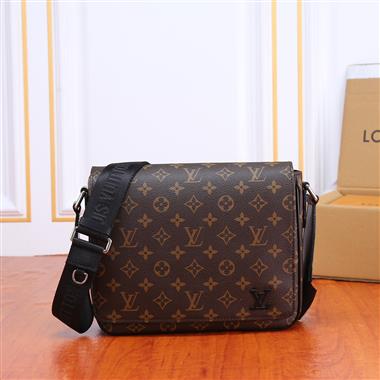 LOUIS VUITTON   2024新款時尚男生休閒包 尺寸：26*20*7CM