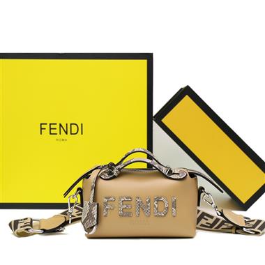 FENDI   2024新款時尚女生休閒包 尺寸：20*9.5*13CM