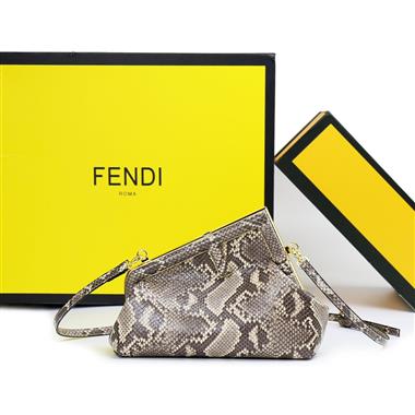 FENDI   2024新款時尚女生休閒包 尺寸：26*9.5*18CM