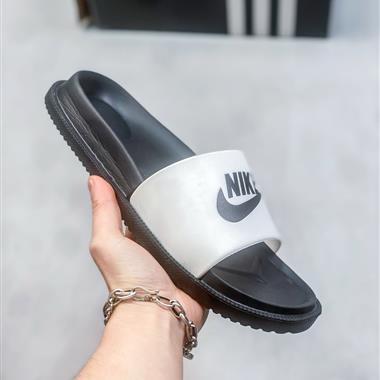 Nike ADILETTE 拖鞋