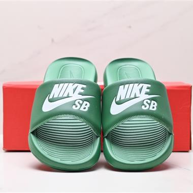 NIKE VICTORI ONE SLIDE 拖鞋