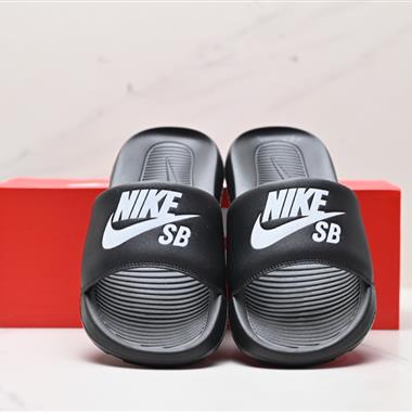 NIKE VICTORI ONE SLIDE 拖鞋