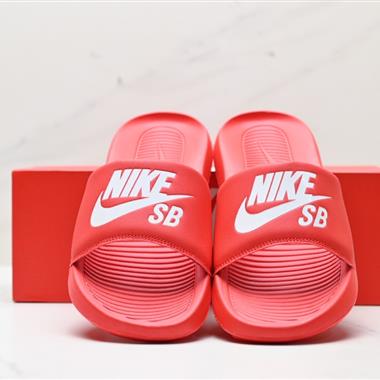 NIKE VICTORI ONE SLIDE 拖鞋