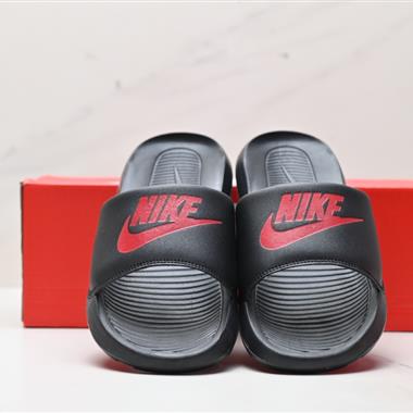 NIKE VICTORI ONE SLIDE 拖鞋