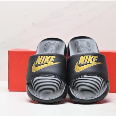 NIKE VICTORI ONE SLIDE 拖鞋