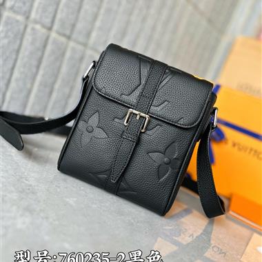 Louis Vuitton   2024新款男生時尚包包 尺寸：14.5*18.5*4.5CM