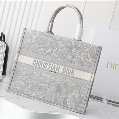 DIOR   2024新款女生時尚包包 尺寸:42*35*18.5CM