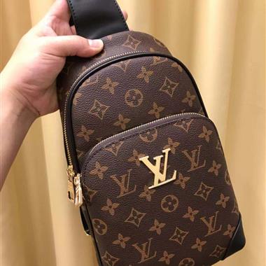 LOUIS VUITTON  2025新款男生時尚包包  尺寸：28*18*11CM