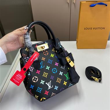 LOUIS VUITTON    2025新款女生時尚包包  尺寸：18×17CM