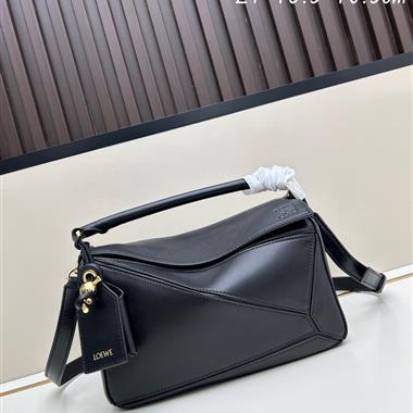 LOEWE   2025新款女生時尚包包  尺寸：24-16.5-10.5CM