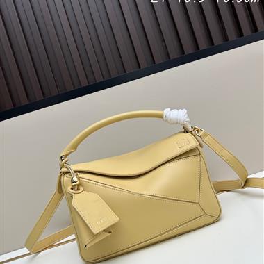 LOEWE   2025新款女生時尚包包  尺寸：24-16.5-10.5CM
