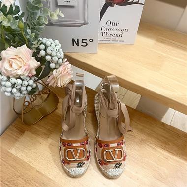Valentino   2025新款女生休閒時尚鞋子