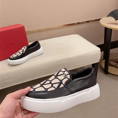 Valentino    2025新款男生休閒時尚鞋子