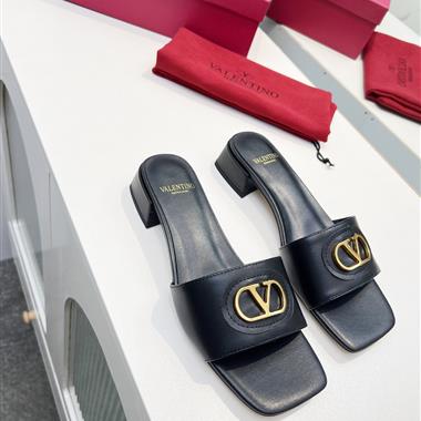 Valentino    2025新款女生休閒時尚鞋子