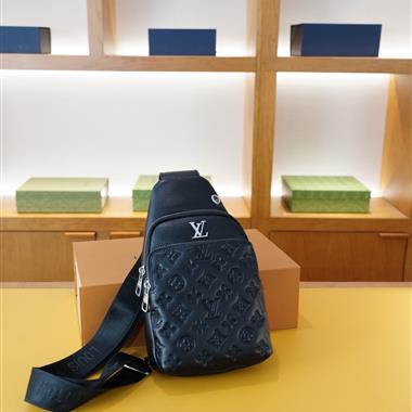 LOUIS VUITTON    2025新款男生時尚包包 尺寸：17*30*6CM