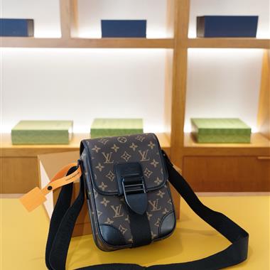 LOUIS VUITTON   2025新款男生時尚包包 尺寸：16*22*6CM