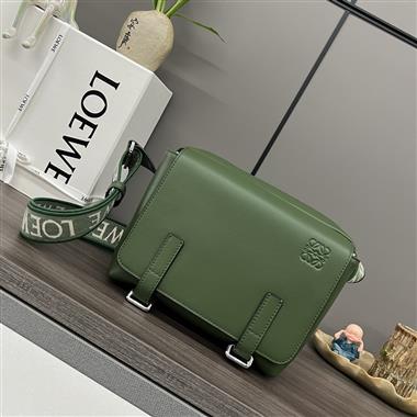LOEWE   2025新款男生時尚包包 尺寸：24.5*18*10.5CM