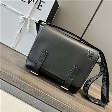 LOEWE   2025新款男生時尚包包 尺寸：24.5*18*10.5CM
