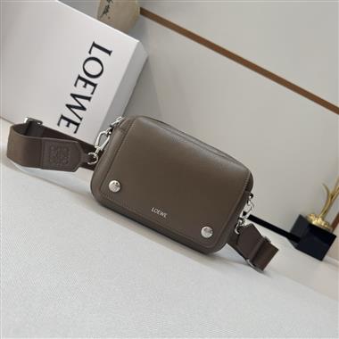 LOEWE   2025新款男生時尚包包 尺寸：20*6*12.55CM