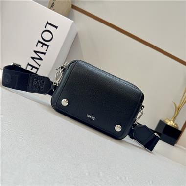 LOEWE   2025新款男生時尚包包 尺寸：20*6*12.55CM