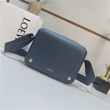 LOEWE   2025新款男生時尚包包 尺寸：23*18*9CM