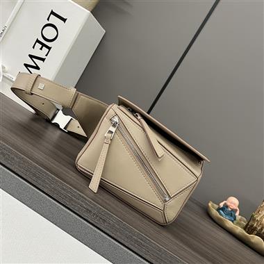 LOEWE   2025新款男生時尚包包 尺寸：18*12*7.5CM