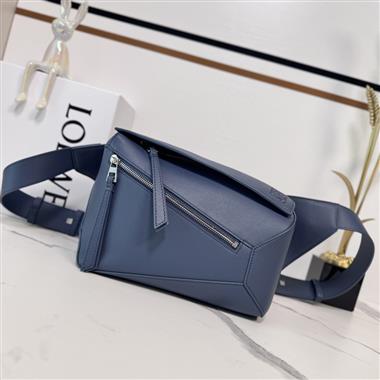 LOEWE   2025新款男生時尚包包 尺寸：24*16*10.5CM