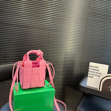 BOTTEGA VENETA    2025新款女生時尚包包 尺寸：13*13CM