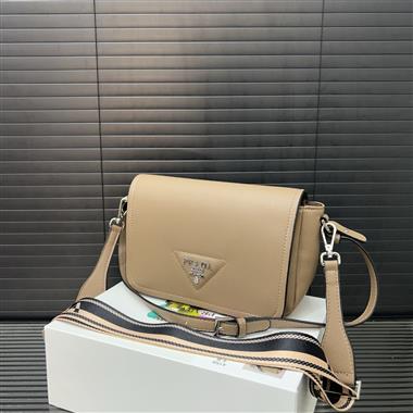 PRADA   2025新款男生時尚包包 尺寸：23*18CM
