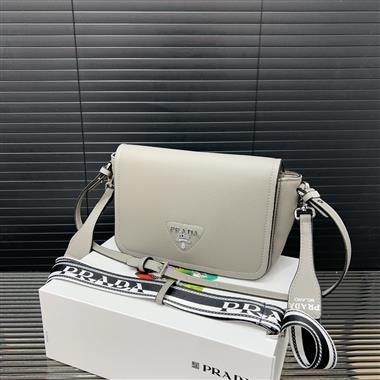 PRADA   2025新款男生時尚包包 尺寸：23*18CM
