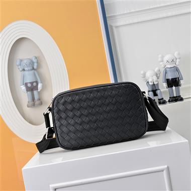 BOTTEGA VENETA  2025新款男生時尚包包  尺寸：24x6x15CM