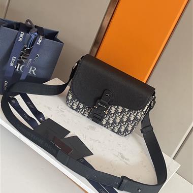 DIOR   2025新款男生時尚包包  尺寸：23 x 18 x 6CM