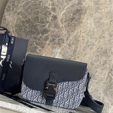 DIOR   2025新款男生時尚包包  尺寸：23x17.5x6CM
