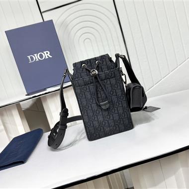 DIOR   2025新款男生時尚包包 尺寸:13.5 x 22 x 7CM