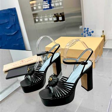 Valentino    2025新款女生休閒時尚鞋子