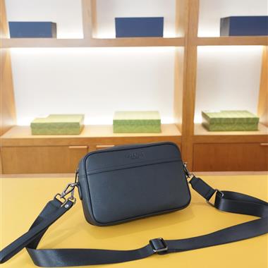 COACH   2025新款男生時尚包包 尺寸：23x15x6CM