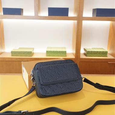 LOUIS VUITTON   2025新款男生時尚包包 尺寸：23x18x8CM