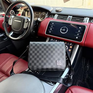 LOUIS VUITTON   2025新款男生時尚包包 尺寸：26x20x7CM