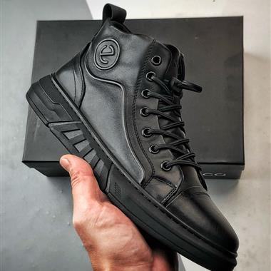 Ecco 革新系列 舒適防潑水馬丁靴