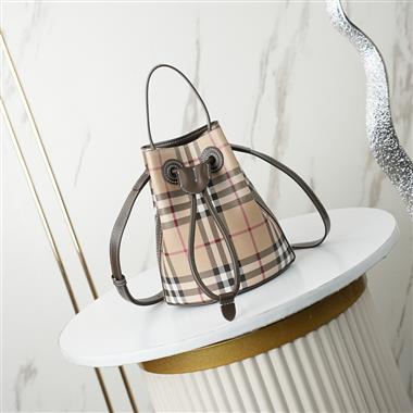 BURBERRY   2025新款女生時尚包包   尺寸：16.5x 11 x 18.5CM
