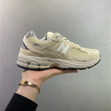 New Balance 2002R 經典的尼龍網布跑鞋