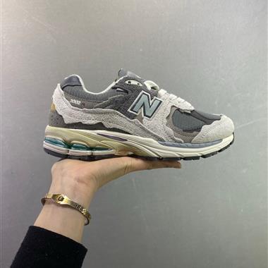 New Balance 2002R 經典的尼龍網布跑鞋