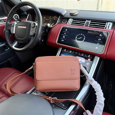 LOUIS VUITTON   2025新款男生時尚包包 尺寸：24x18x9CM