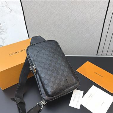 LOUIS VUITTON  2026新款男生時尚包包 尺寸：30 x 19CM