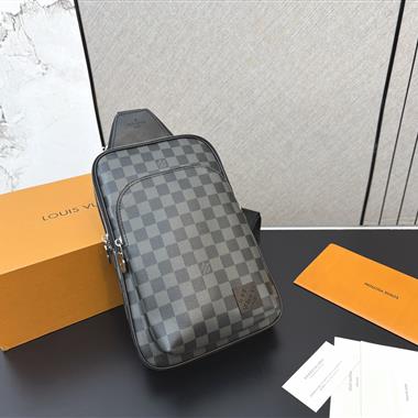 LOUIS VUITTON  2026新款男生時尚包包 尺寸：30 x 19CM