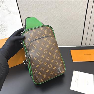 LOUIS VUITTON  2026新款男生時尚包包 尺寸：30 x 19CM