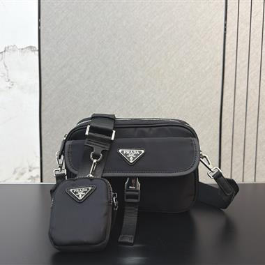 PRADA   2026新款男生時尚包包 尺寸：16*22CM